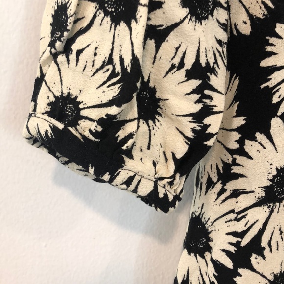 Forever 21 Daisy dress 🌼 - Picture 4 of 5